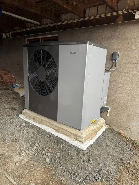 NIBE luft/vattenvärmepump installerad utomhus i Hallen, Kilafors.
